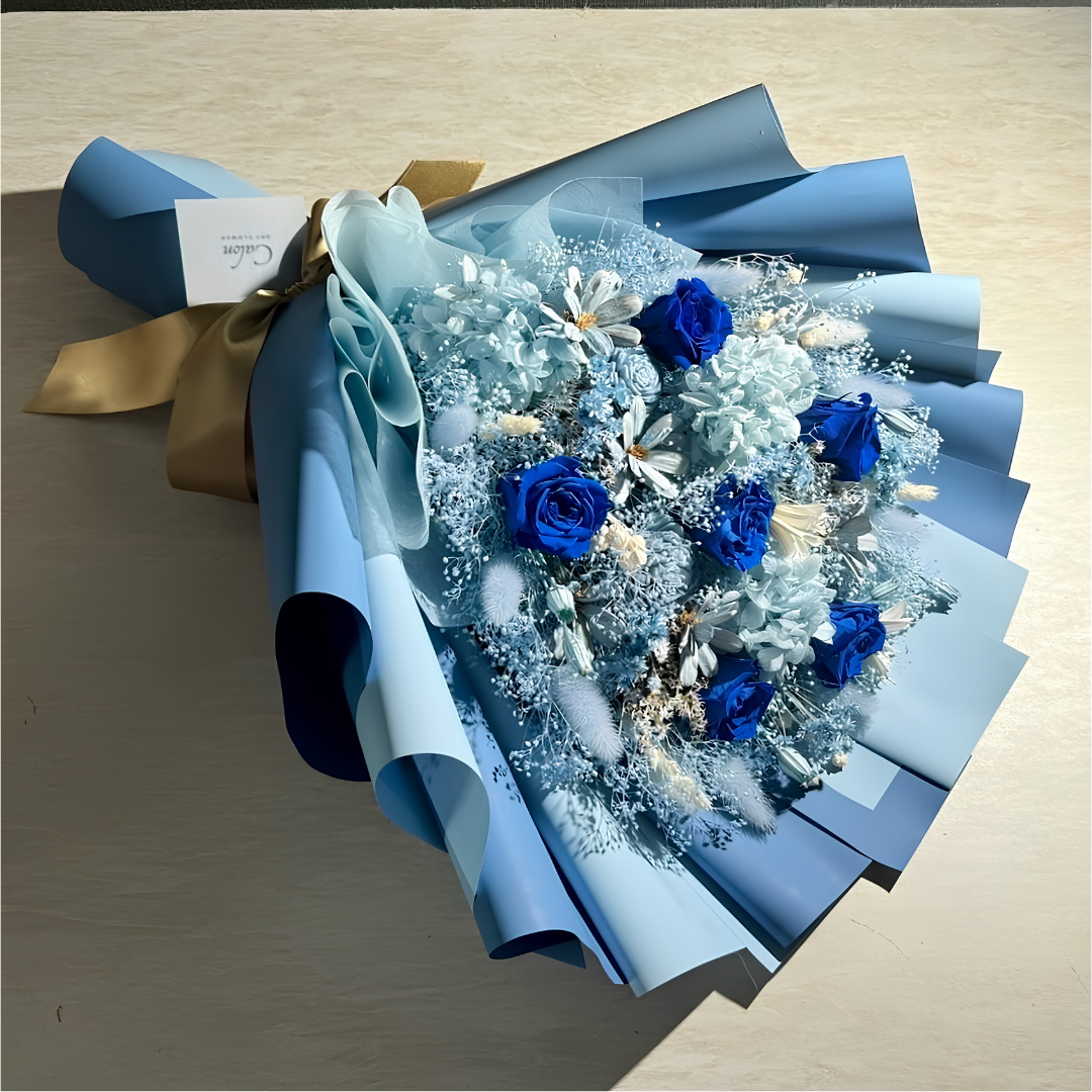 水色・白の花束に、濃青の薔薇を6輪追加した可愛らしい花束Lサイズの制作事例。推し活や大切な人へのギフトに人気です。