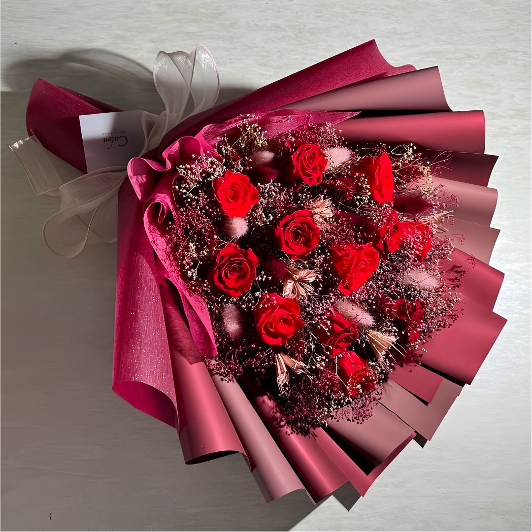 12輪の薔薇・カスミソウ・ポアプランツ・ニゲラを使用したドライフラワー・プリザーブドフラワー花束のオーダーメイド事例。全体的に赤を使用した華やかな花束です。