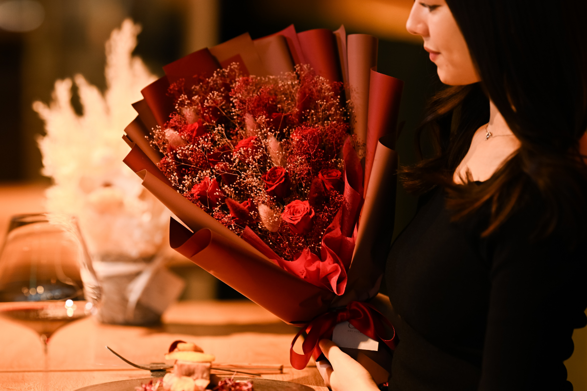 プロポーズに最適な花束の選び方|本数や色の意味から人気商品・ホテル配送の注意点まで