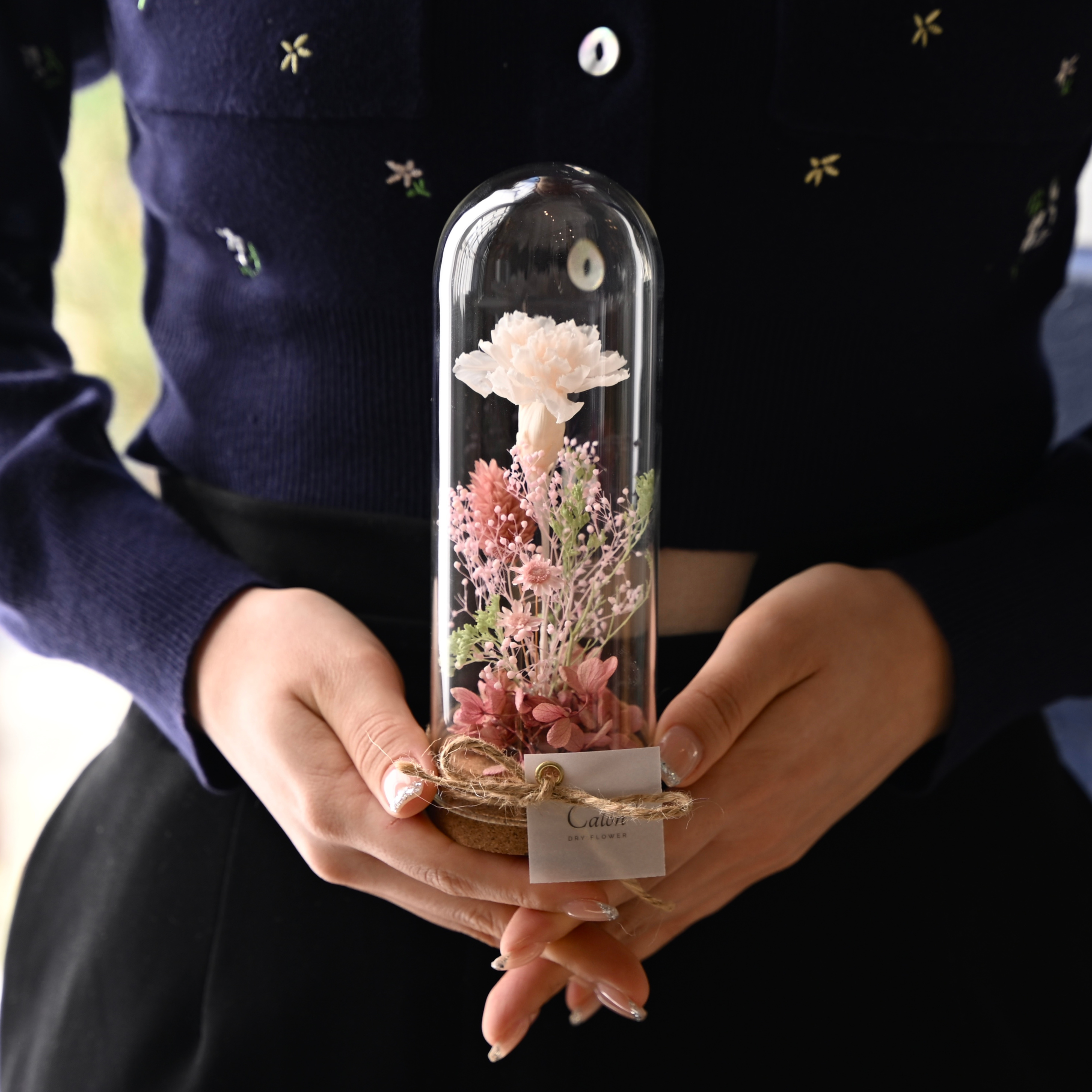 Calon DRY FLOWER母の日ギフト2026 ボトルフラワー(ミルキーホワイト)を手に持った時の画像