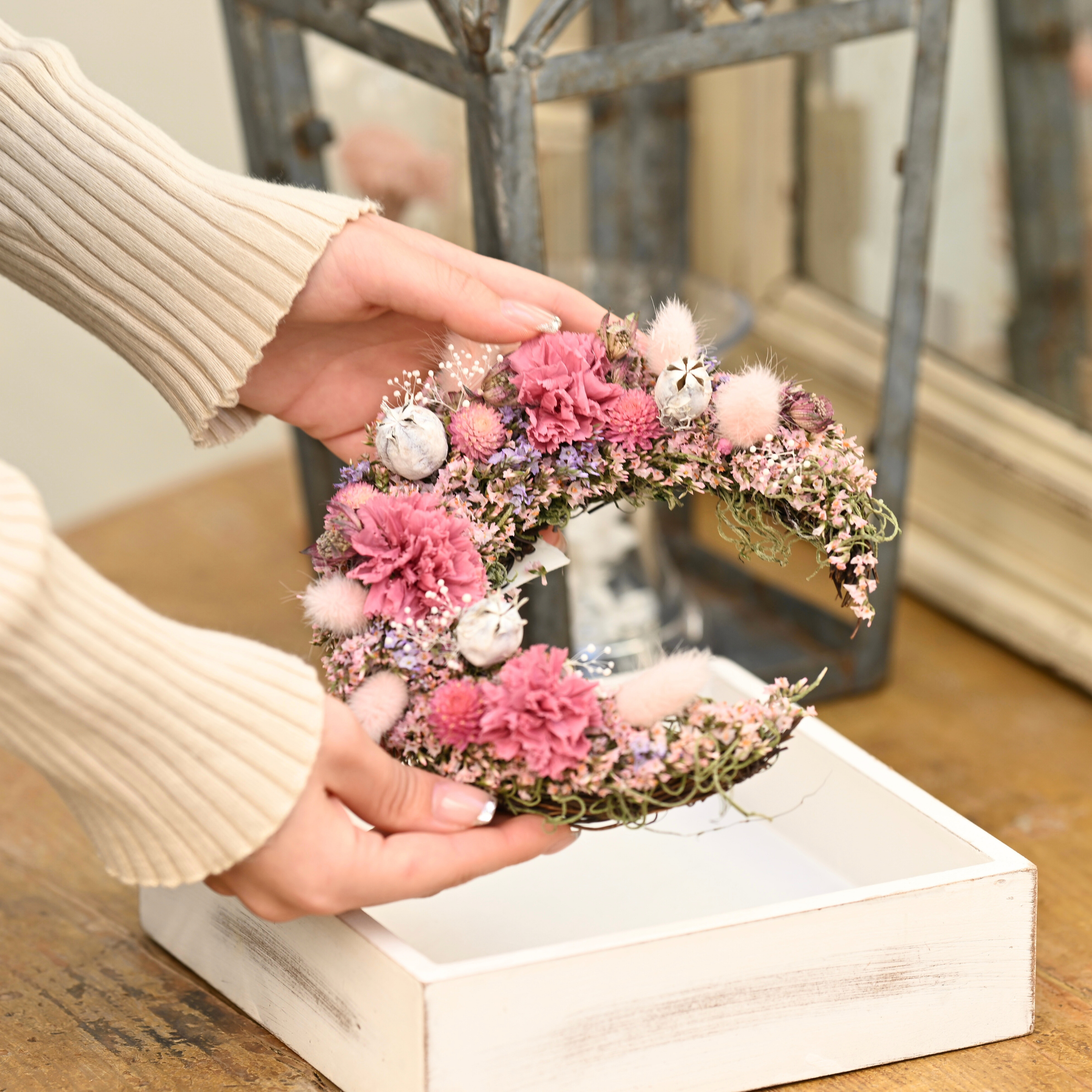 Calon DRY FLOWER母の日ギフト2026 『カーネーションの三日月リース』のピンクをラッピング箱から出した時の画像