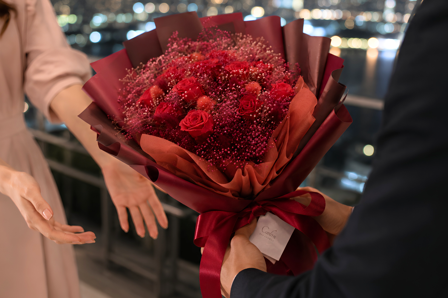 プロポーズにプリザーブドフラワーの花束はあり?だめ?女性に人気の理由やおすすめ12本の薔薇を紹介
