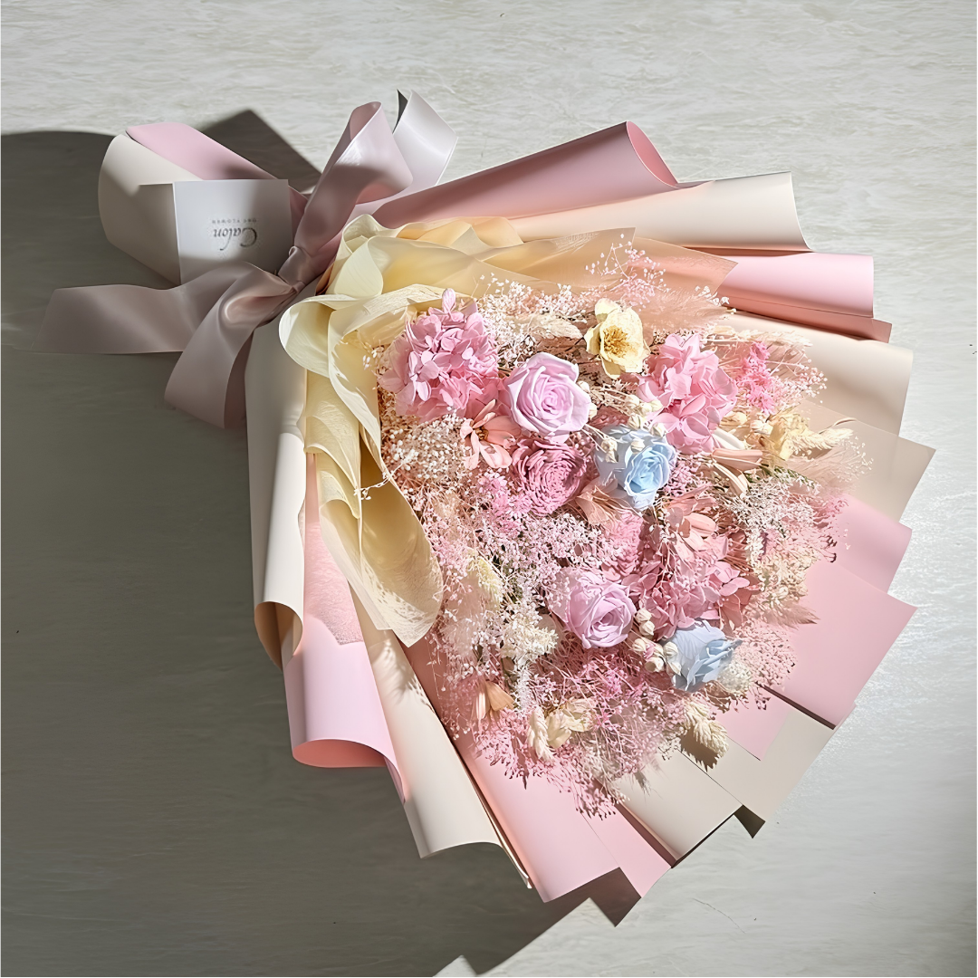 淡いピンクに水色の薔薇を取り入れたプロポーズ花束。プリザーブドフラワー・ドライフラワーでお作りしております。