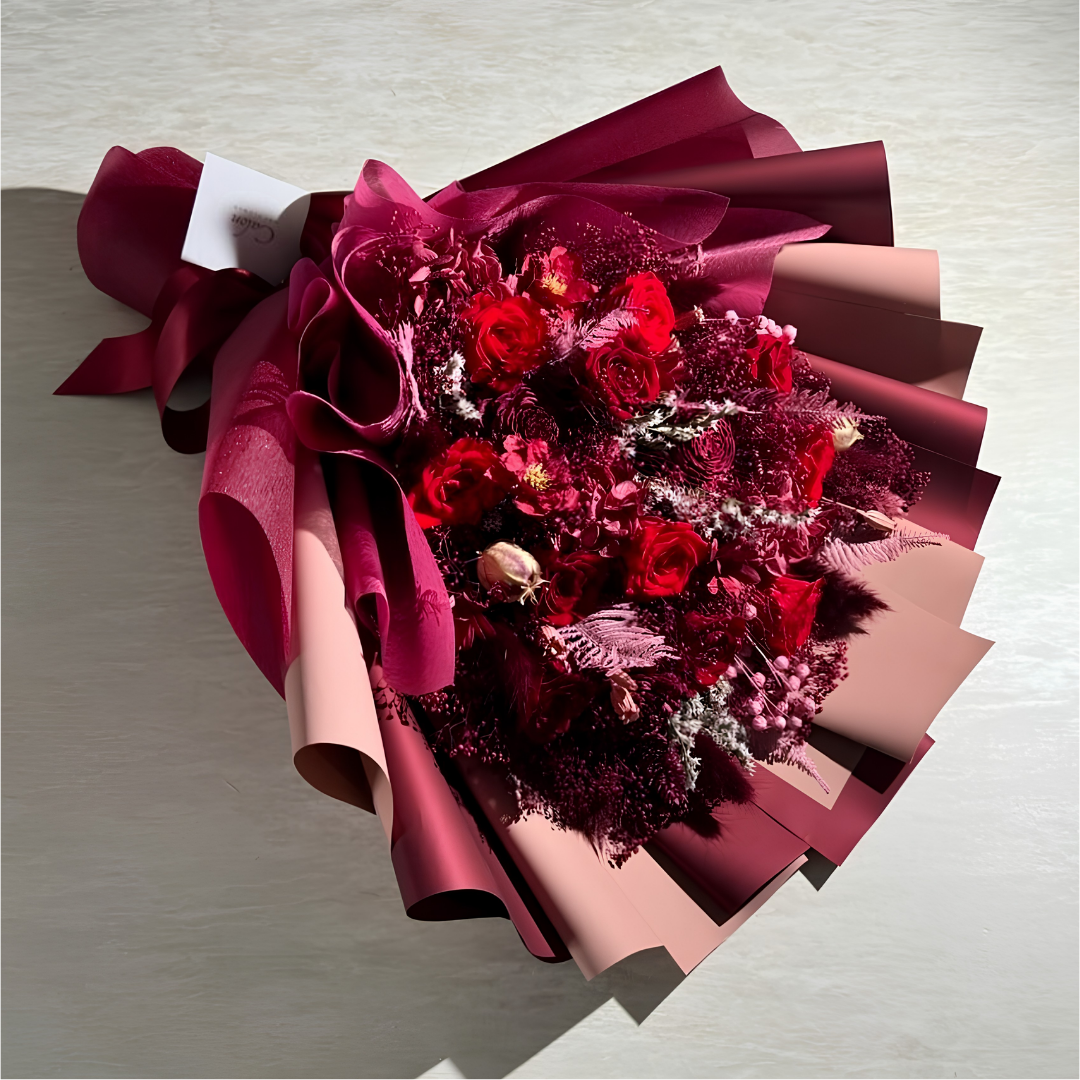 卒業式祝いとしてオーダーいただいた花束。レッドとピンクの花束に薔薇を11輪追加した、可愛らしく特別感のあるデザインです。