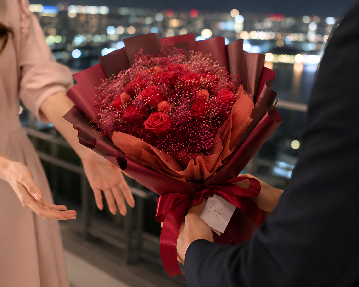 プロポーズにプリザーブドフラワーの花束はあり？だめ？女性に人気の理由やおすすめ12本の薔薇を紹介