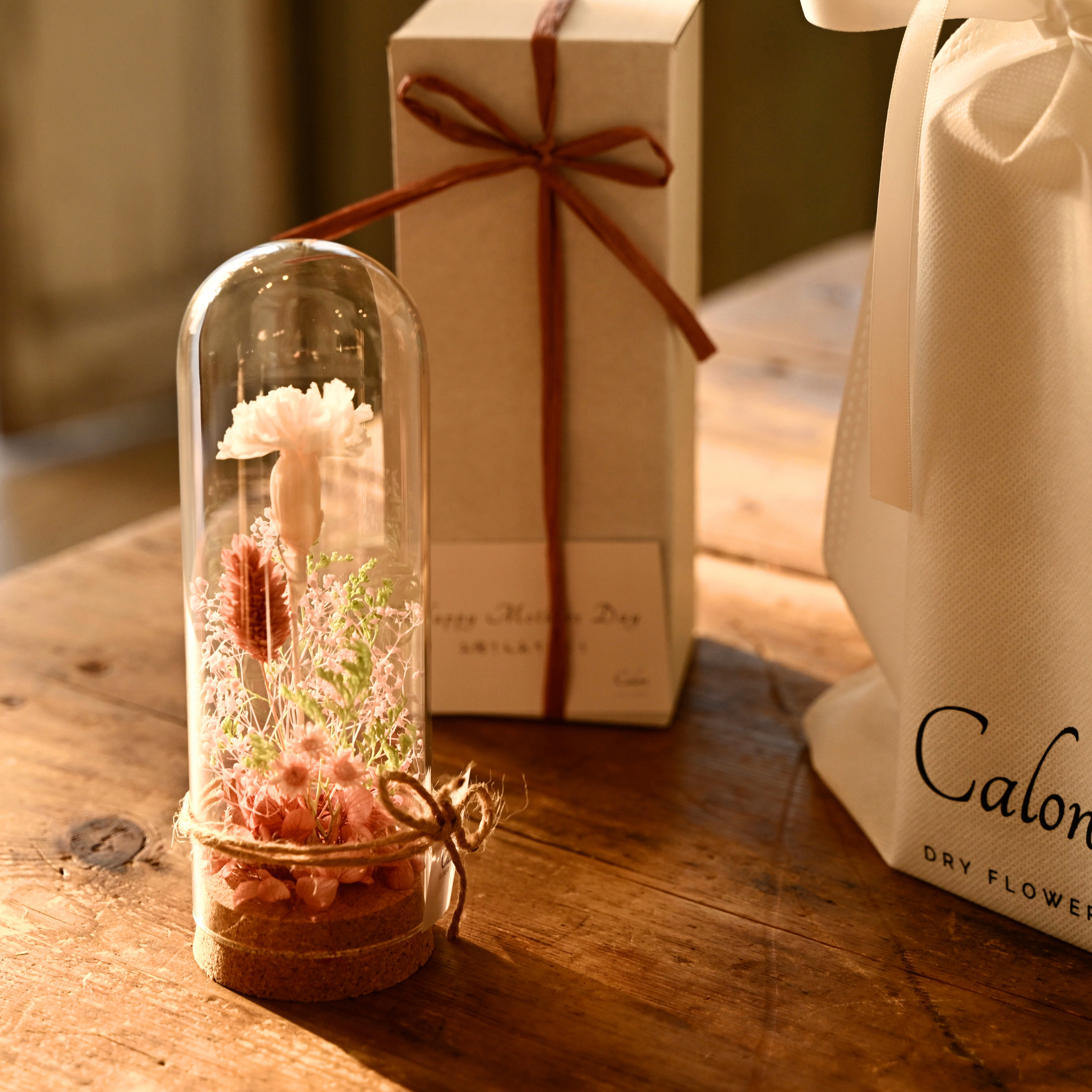 Calon DRY FLOWER母の日ギフト2026 ボトルフラワー（ミルキーホワイト）とギフトボックスと有料オプションの巾着ラッピングを並べた画像