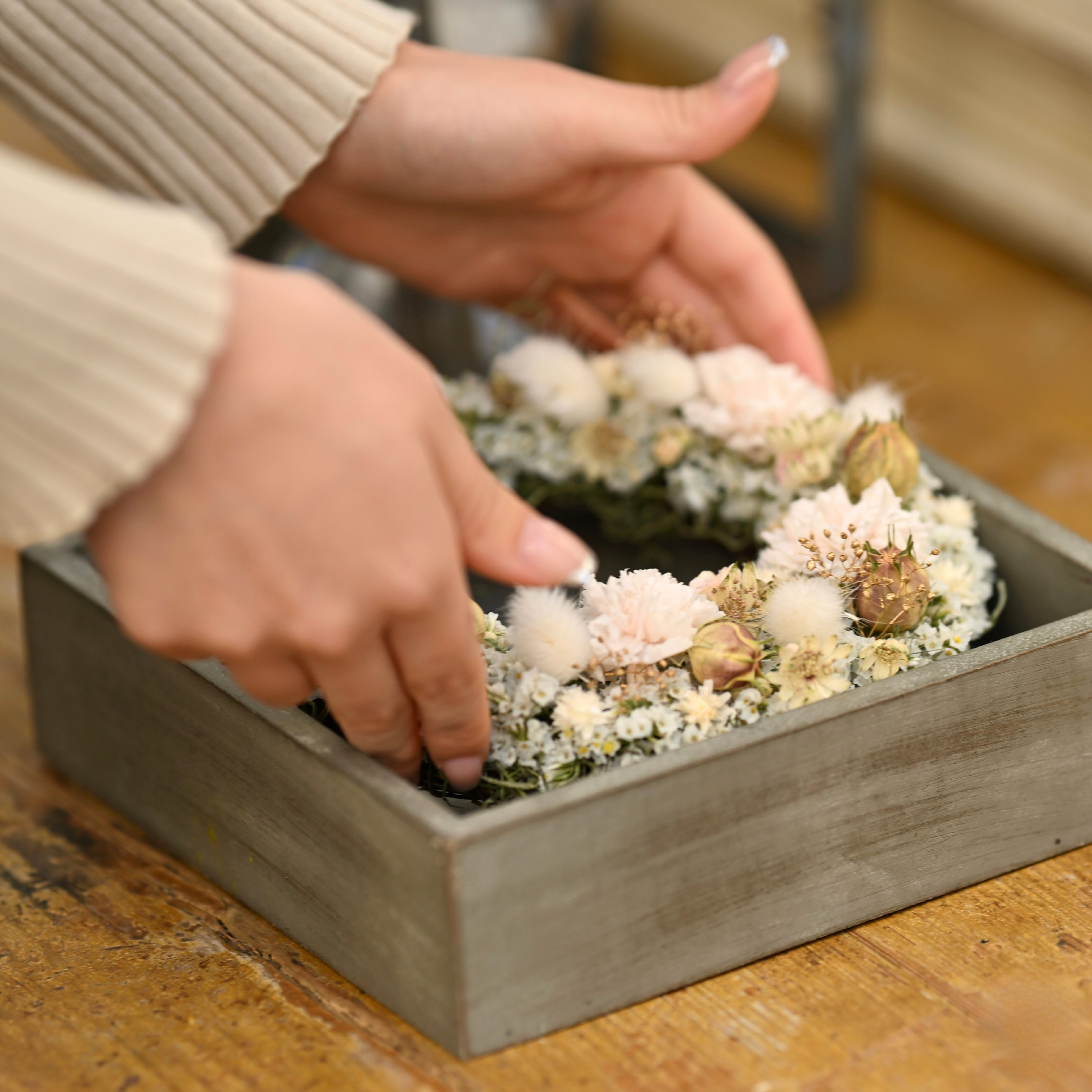 Calon DRY FLOWER母の日ギフト2026 『カーネーションの三日月リース』アイボリーをラッピング用の箱に入れている画像