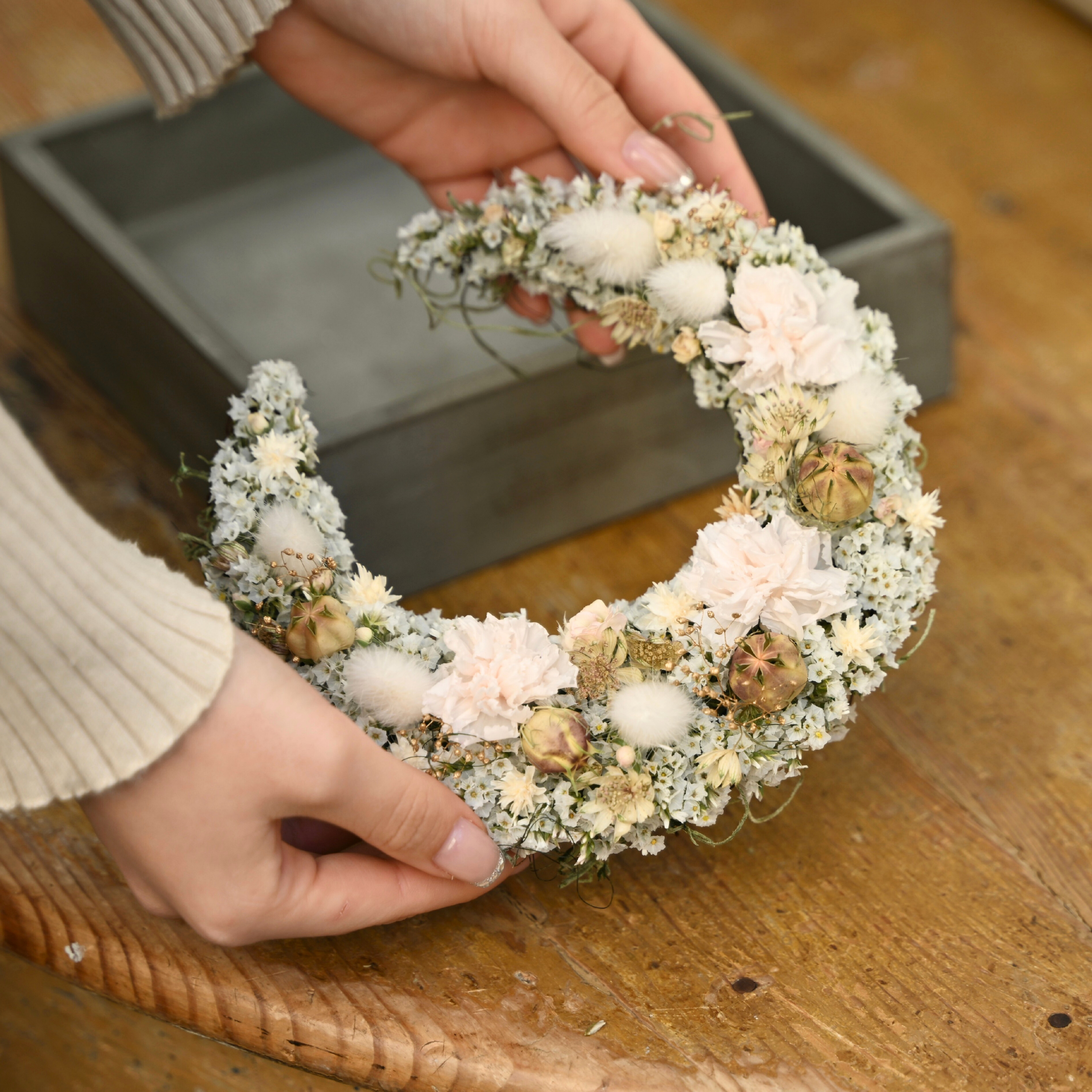 Calon DRY FLOWER母の日ギフト2026 『カーネーションの三日月リース』のアイボリーをラッピング箱から出した時の画像